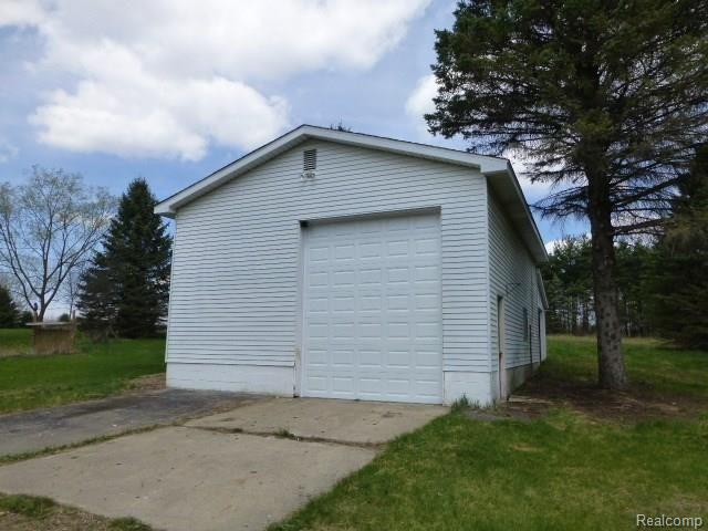 880 West Livingston Road Highland, MI 48357 - Photo 26 of 29 40 x 20 Pole Barn w/ Brand New Roof and New Garage Door