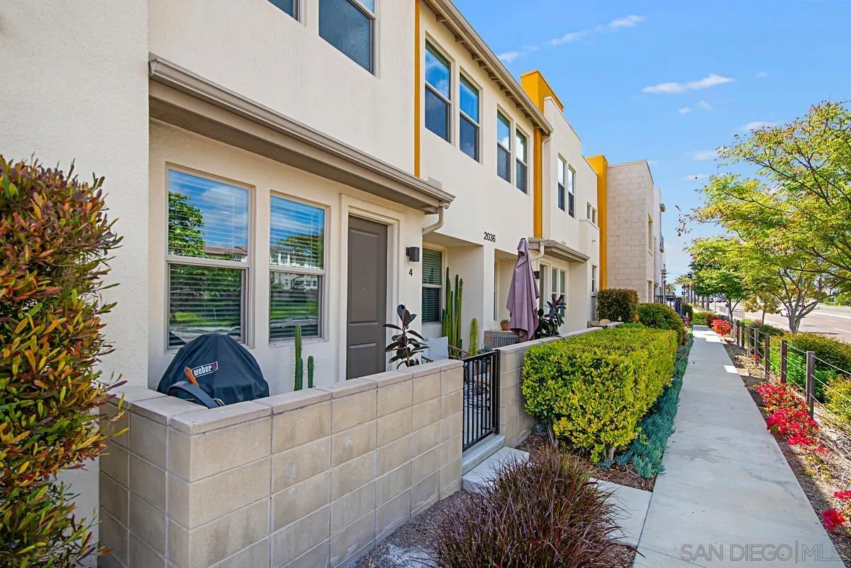 2036 Foxtrot Loop, Unit 4 Chula Vista, CA 91915 - Photo 31 of 33 a living room filled with furniture and a potted plant