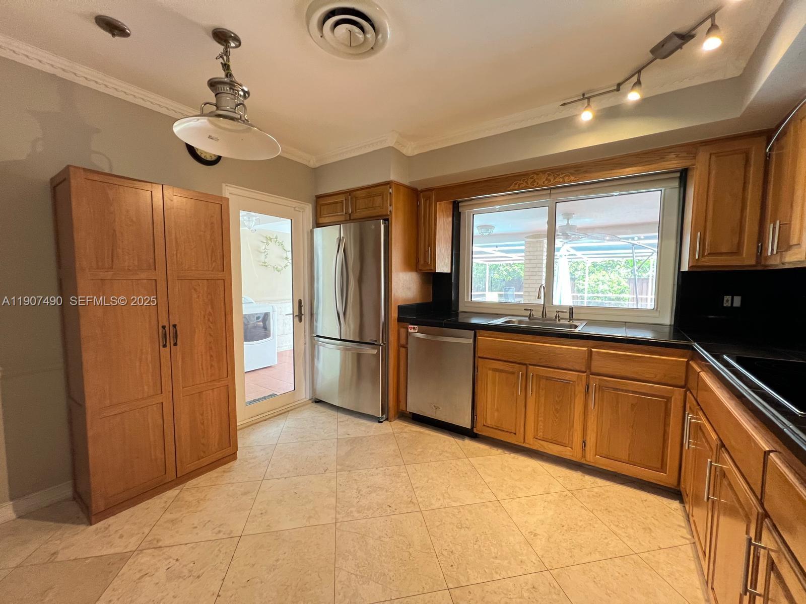 2001 North 41st Avenue Hollywood, FL 33021 - Photo 10 of 52