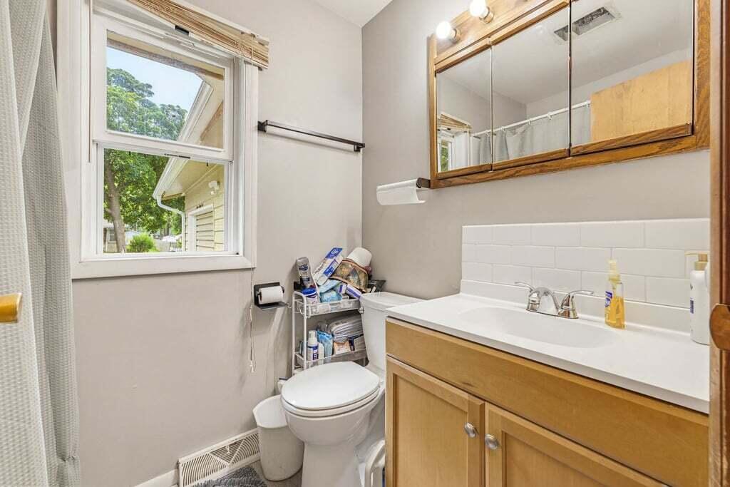 325 Summer Street Delavan, WI 53115 - Photo 24 of 42 Bathroom