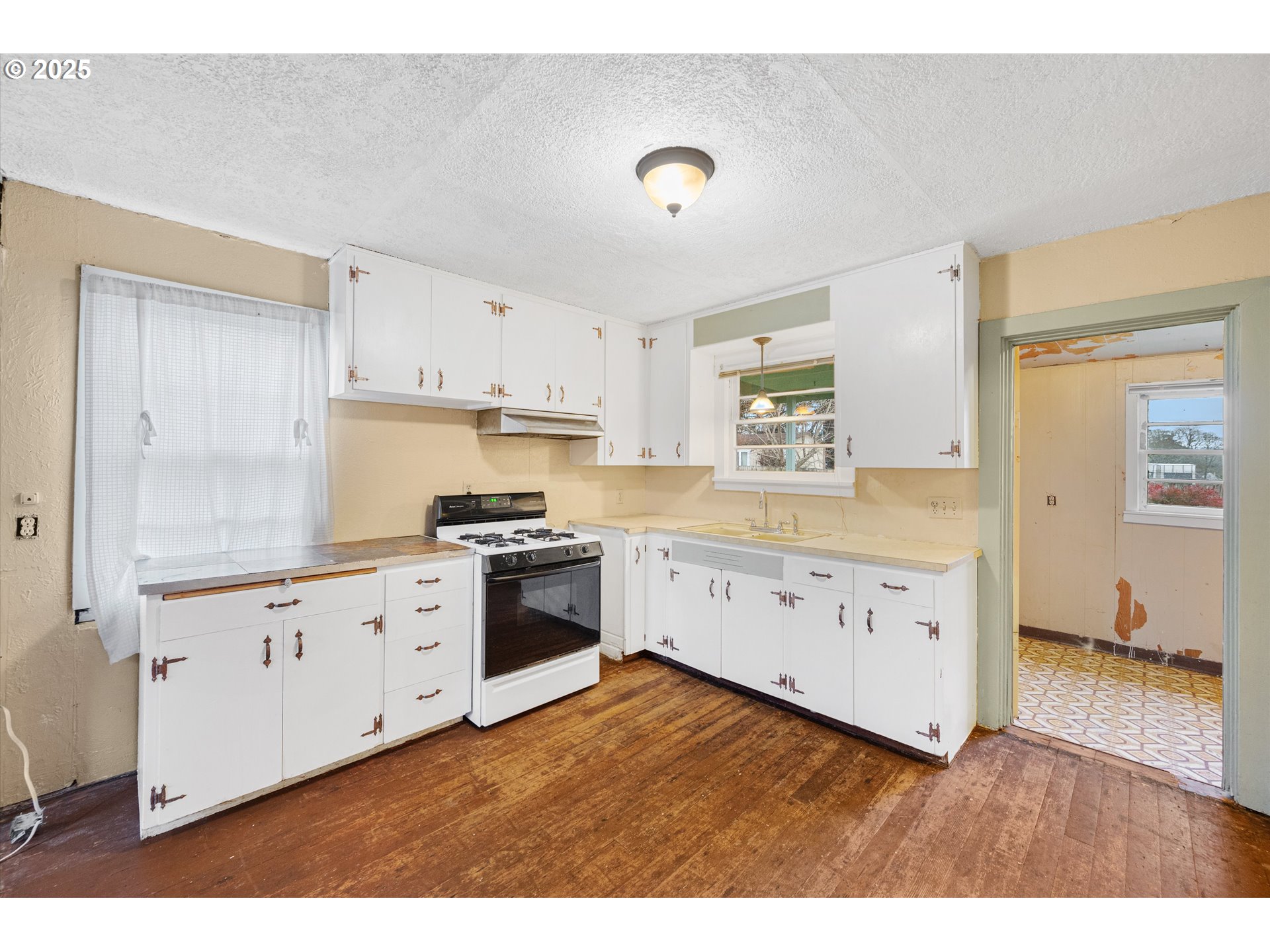 948 Southwest Maple Street Dallas, OR 97338 - Photo 11 of 28 Gallery Image 11