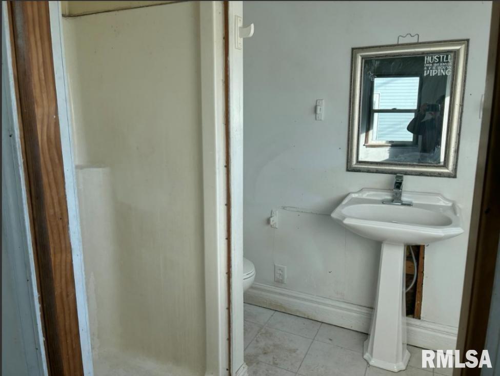 732 South Main Street Kewanee, IL 61443 - Photo 6 of 13 a bathroom with a sink and mirror