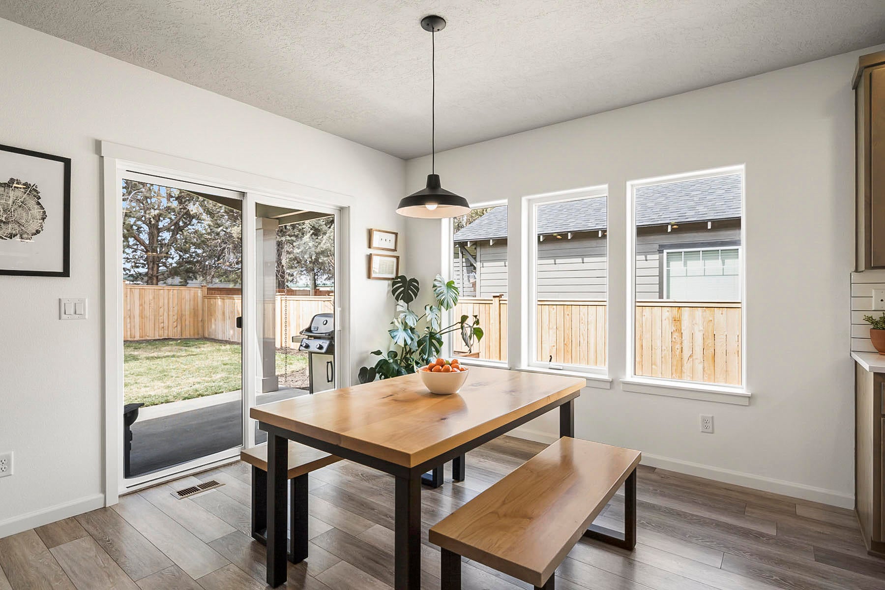 723 Northwest Rimrock Drive Redmond, OR 97756 - Photo 17 of 35 Dining Area