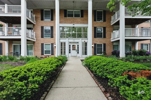 $259,900 | 5500 Carriageway Drive, Unit 213, Rolling Meadows, IL 60008