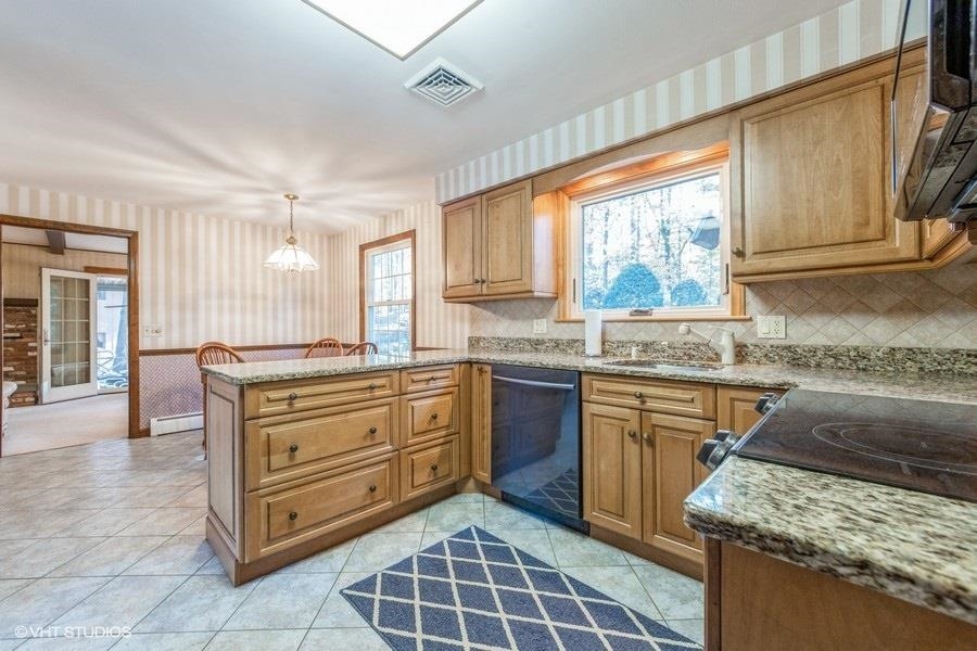 7 Danbury Road Nashua, NH 03064 - Photo 5 of 35 Gallery Image 5