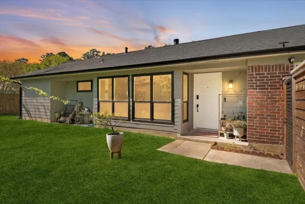 $2,300 | 88 West High Oaks Circle, The Woodlands, TX 77380