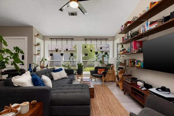 $2,300 | 88 West High Oaks Circle, The Woodlands, TX 77380