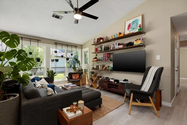 $2,300 | 88 West High Oaks Circle, The Woodlands, TX 77380