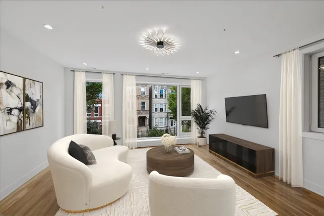 $675,000 | 1325 North Artesian Avenue, Unit 2, Chicago, IL 60622