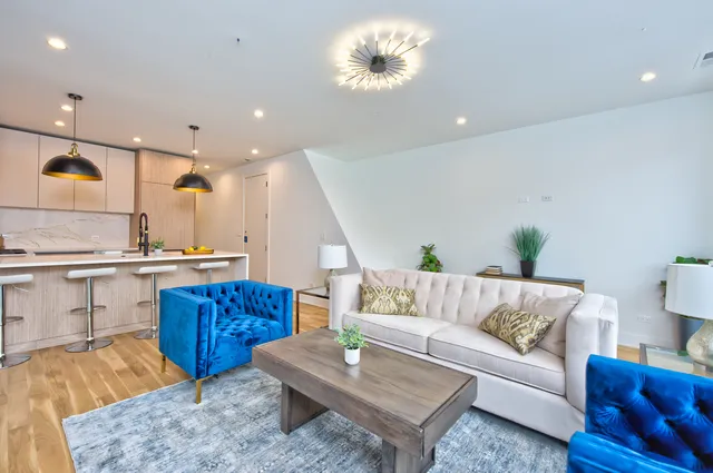 $675,000 | 1325 North Artesian Avenue, Unit 2, Chicago, IL 60622