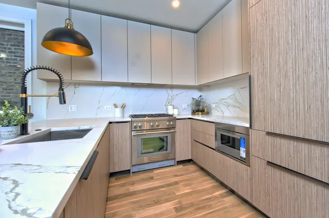 $675,000 | 1325 North Artesian Avenue, Unit 2, Chicago, IL 60622