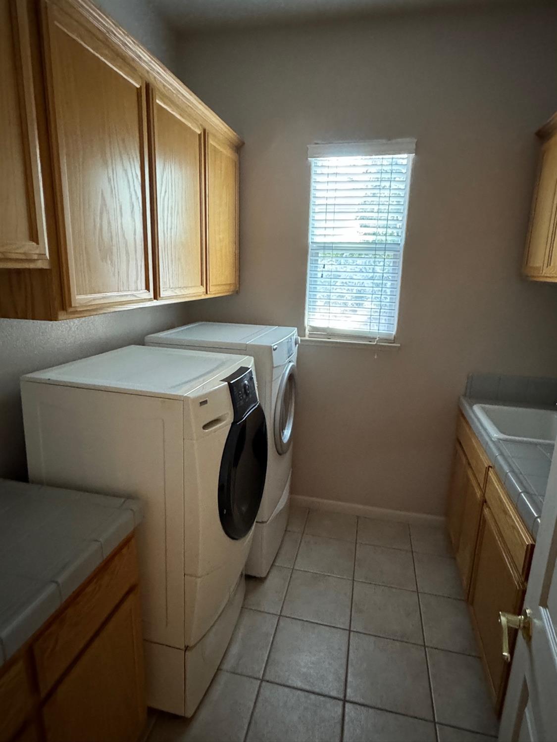 121 Quail Meadow Lane Copperopolis, CA 95228 - Photo 17 of 24 a utility room with dryer and washer