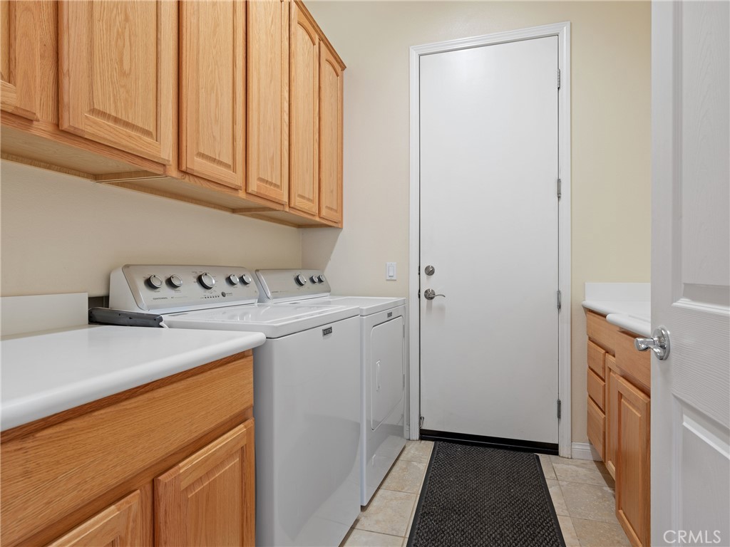 10588 Archerwill Road Apple Valley, CA 92308 - Photo 19 of 35 a utility room with dryer and washer