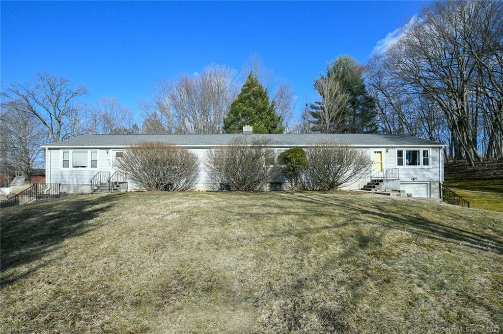a view of a backyard