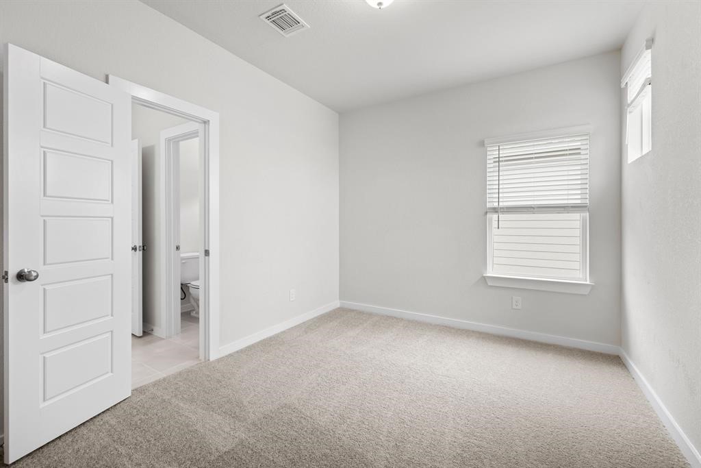 112 Alicante Lane Georgetown, TX 78628 - Photo 22 of 36 an empty room with a window