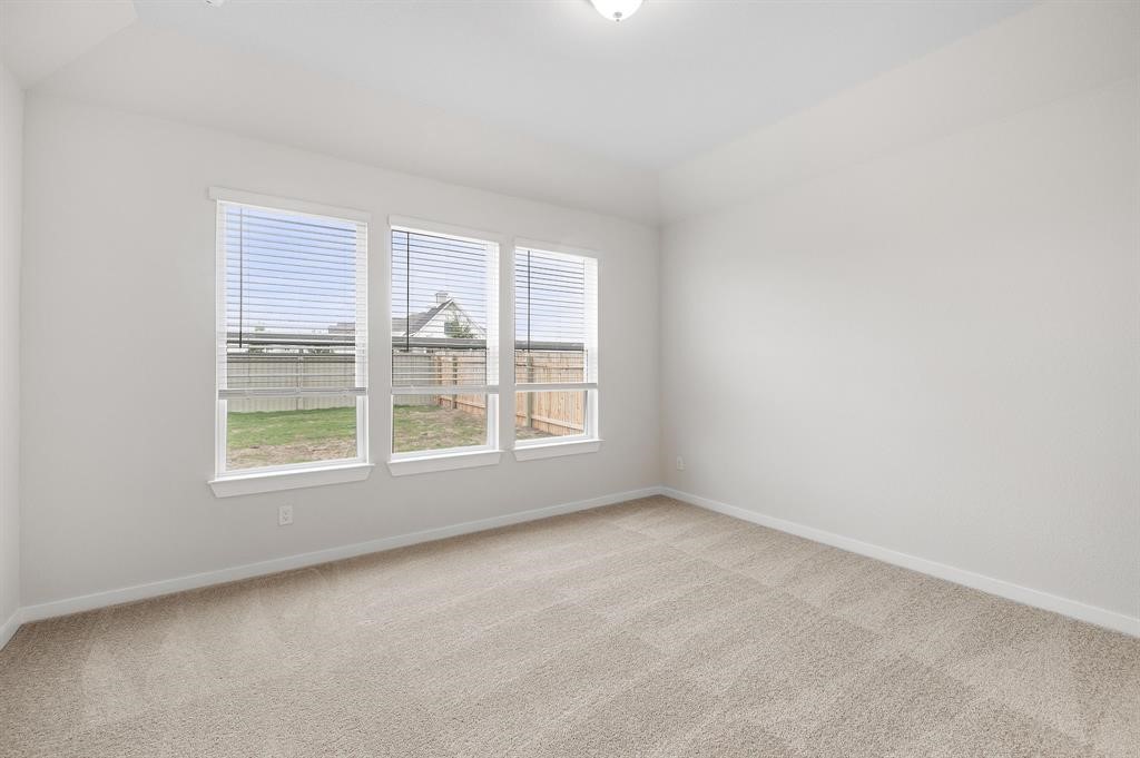 112 Alicante Lane Georgetown, TX 78628 - Photo 33 of 36 an empty room with a window