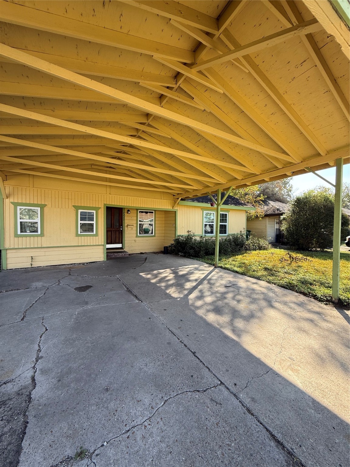 7227 St Augustine Street Houston, TX 77021 - Photo 3 of 20 a view of a backyard of a house