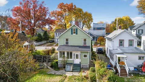 a view of a yard in front of house