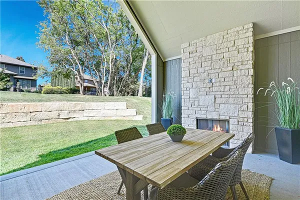 $898,515 | 24916 West 98th Place, Lenexa, KS 66227