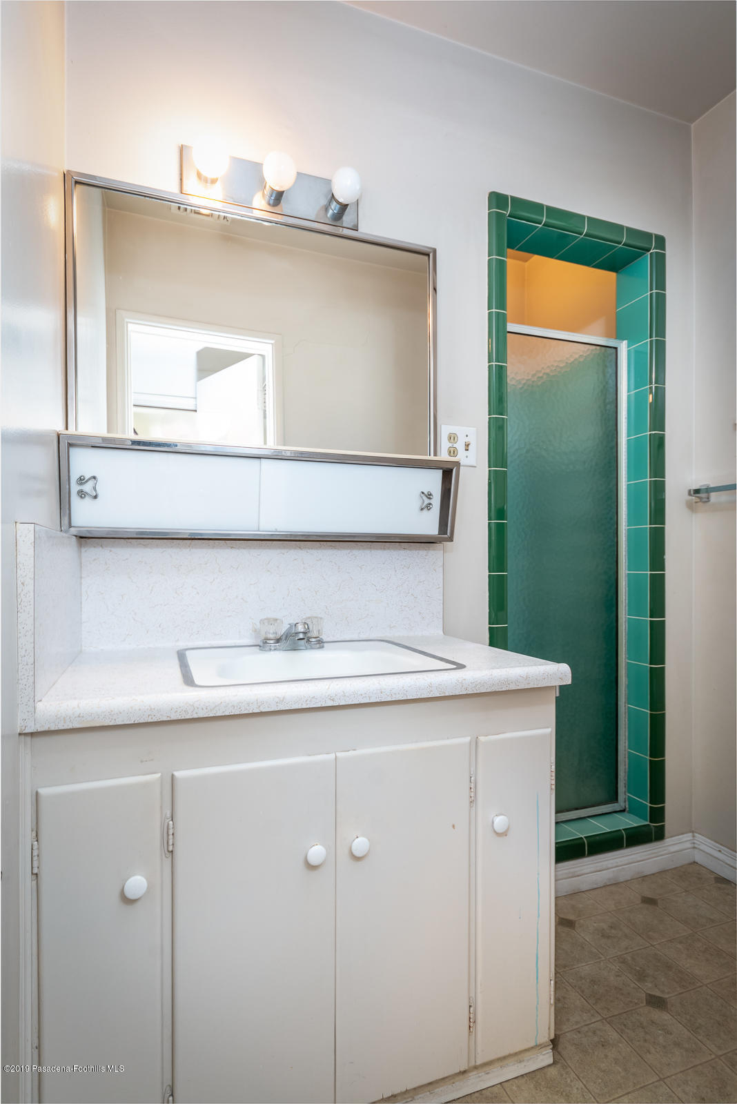 3810 Greenhill Road Pasadena, CA 91107 - Photo 14 of 29 a bathroom with a sink and a mirror