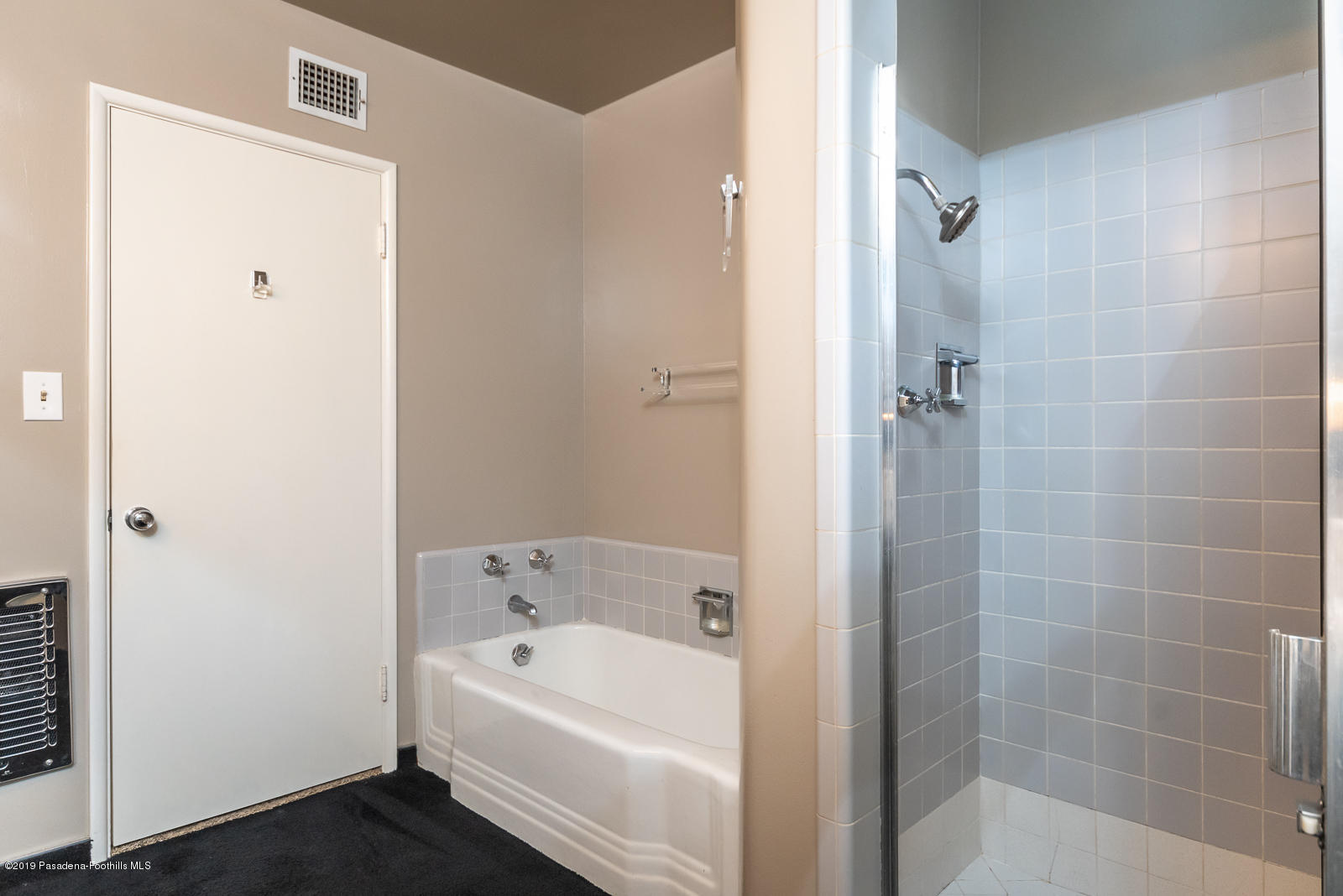 3810 Greenhill Road Pasadena, CA 91107 - Photo 20 of 29 a white bath tub sitting next to a white sink