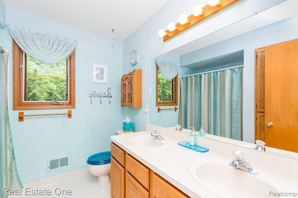 1072 Bembridge Drive Rochester, MI 48307 - Photo 14 of 21 Hall Bathroom with dual Sinks
