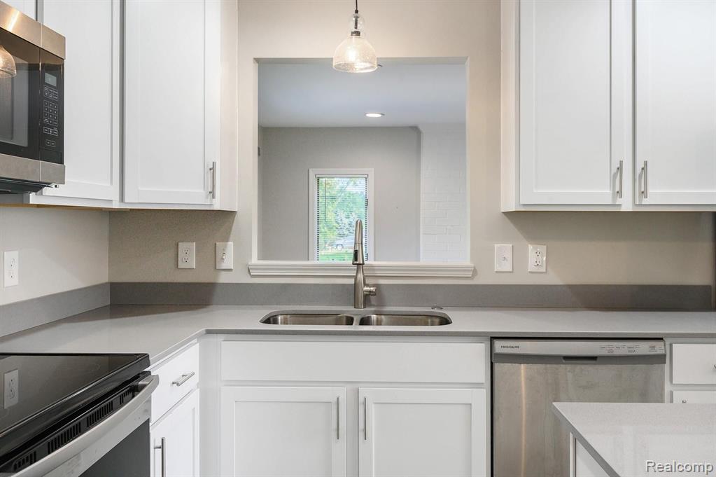 9391 White Lake Road Fenton, MI 48430 - Photo 5 of 21