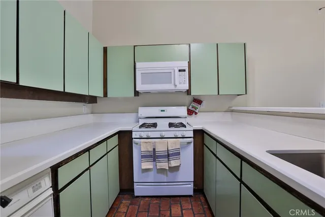 $289,000 | 872 Sierra Vista Drive, Unit 5, Twin Peaks, CA 92391