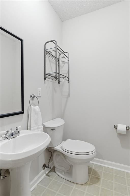 809 Wedgewood Way Atlanta, GA 30350 - Photo 22 of 27 a bathroom with a toilet a sink and mirror