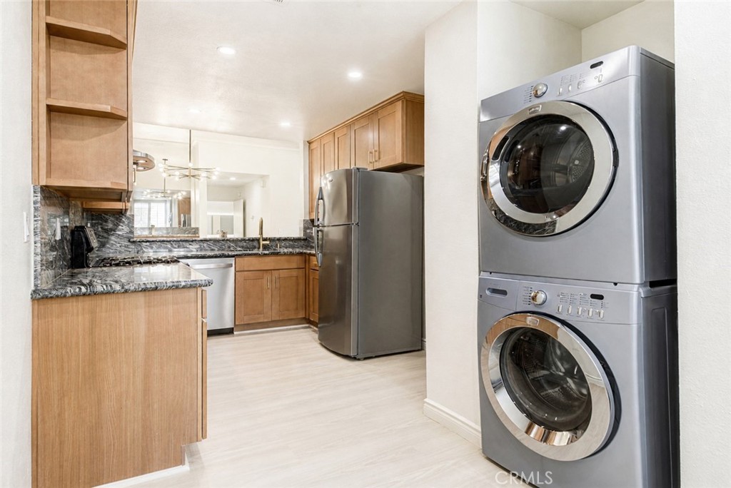 10470 Riverside Drive, Unit 102 Toluca Lake, CA 91602 - Photo 13 of 35