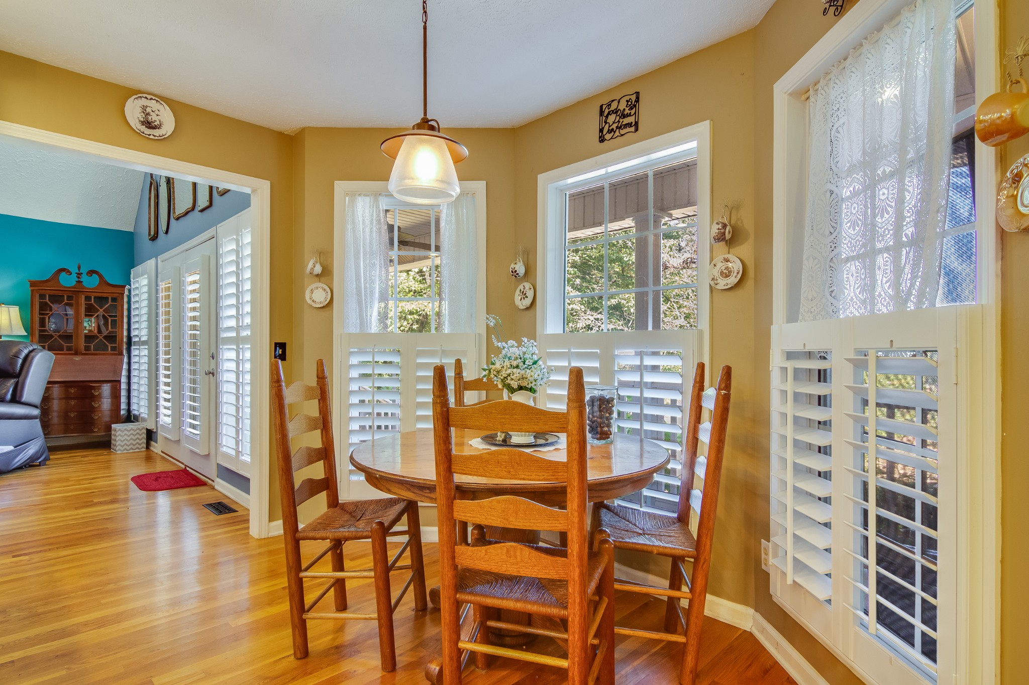 2963 Cole Ridge Road Beechgrove, TN 37018 - Photo 9 of 26 a living room with furniture and a chandelier
