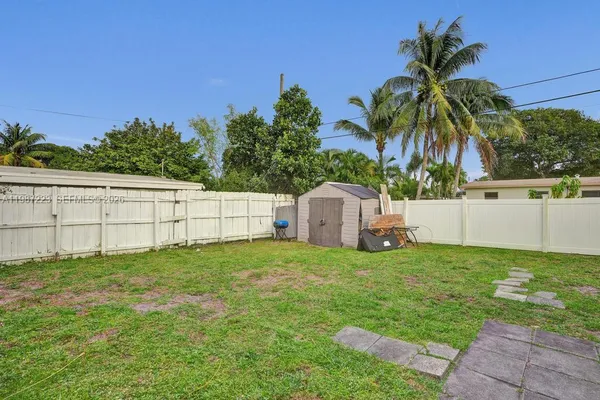 a view of a backyard