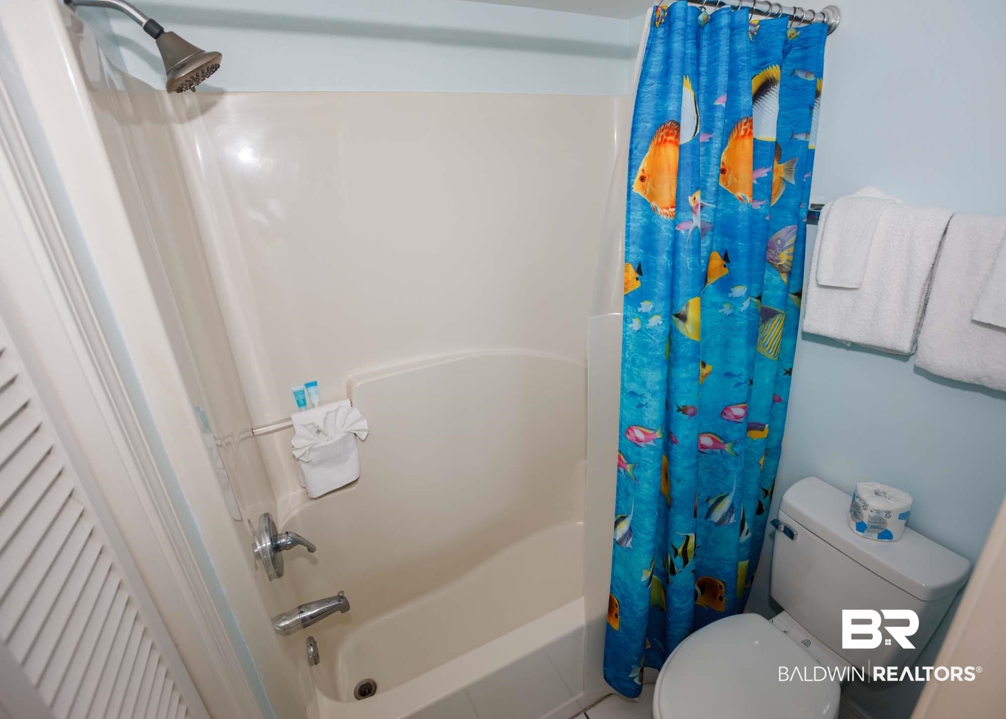645 Plantation Road, Unit 6311 Gulf Shores, AL 36542 - Photo 14 of 43 Full bathroom with toilet and shower / bath combo with shower curtain