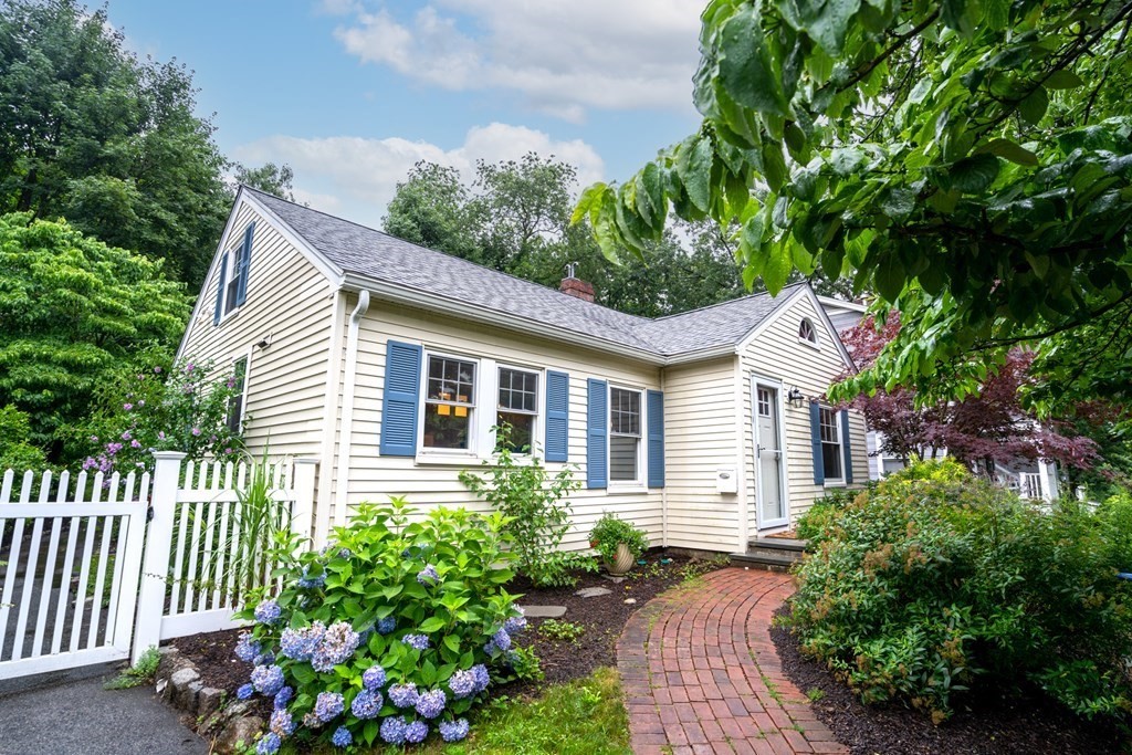 19 Hill Top Road Wellesley, MA 02482 - Photo 2 of 20 Gallery Image 2
