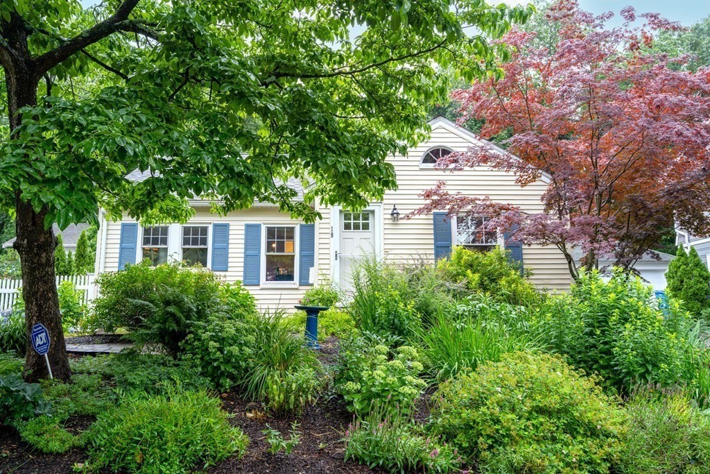 19 Hill Top Road Wellesley, MA 02482 - Photo 3 of 20 Gallery Image 3