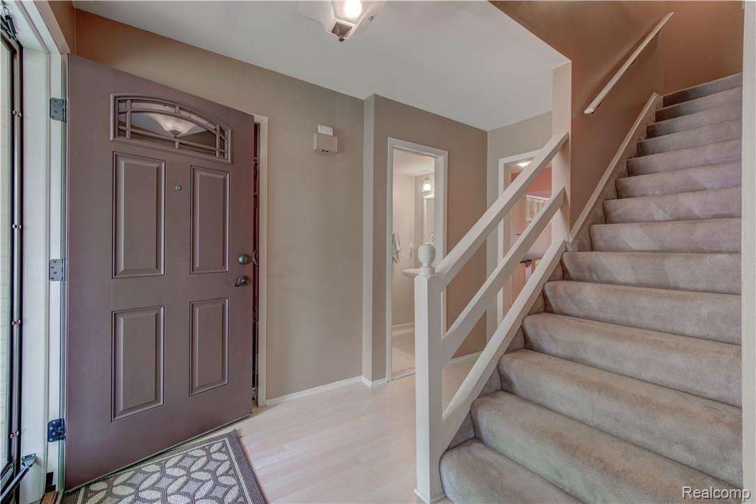 1689 Dancer Drive Rochester, MI 48307 - Photo 5 of 23 Entry