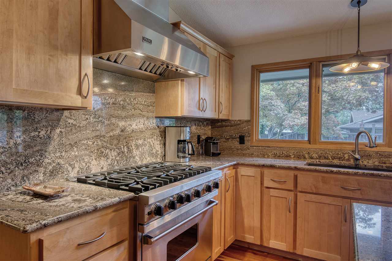 910 West Comstock Court Spokane, WA 99203 - Photo 9 of 49