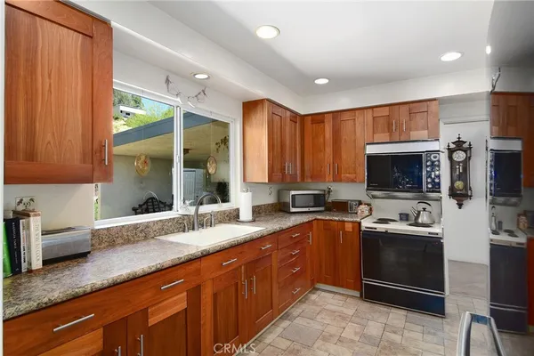 $849,000 | 7158 Leota Lane, Canoga Park, CA 91304