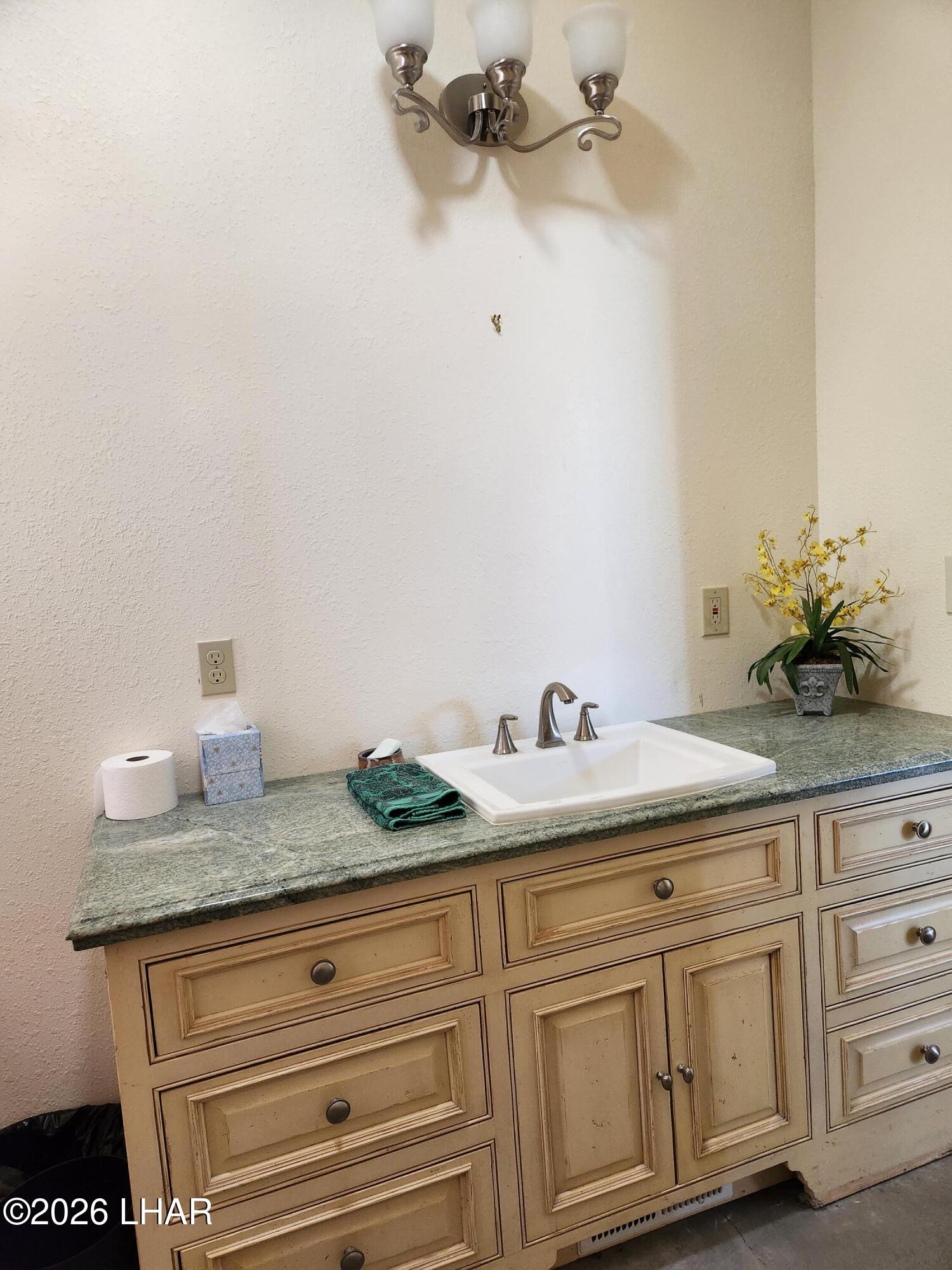 19310 South John Wayne Road Yucca, AZ 86438 - Photo 10 of 14 Bathroom