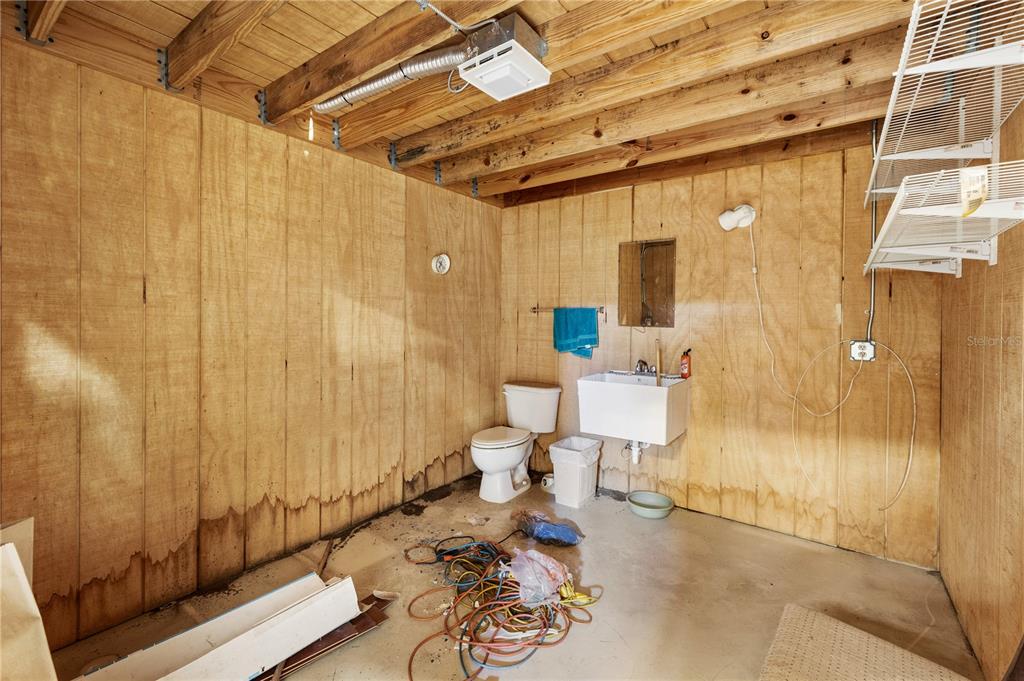 32443 Memory Lane Leesburg, FL 34788 - Photo 11 of 51 a bathroom with a shower