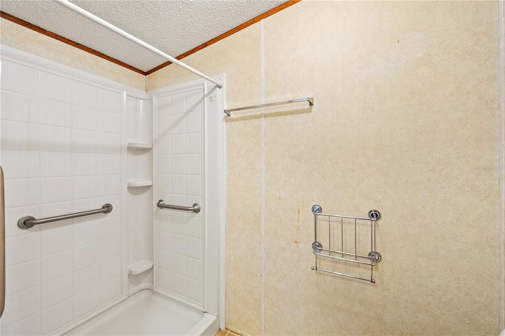 32443 Memory Lane Leesburg, FL 34788 - Photo 38 of 51 a bathroom with a shower