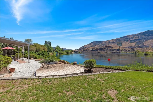 $941,000 | 5060 Highway 28, Rock Island, WA 98850