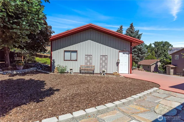 $941,000 | 5060 Highway 28, Rock Island, WA 98850