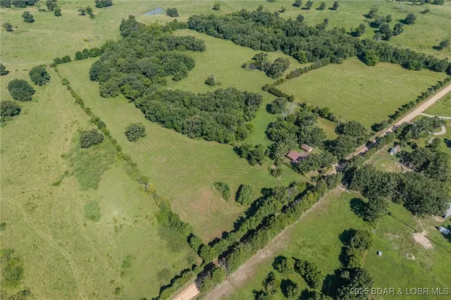 $215,000 | 33279 Pawnee Drive, Lebanon, MO 65536