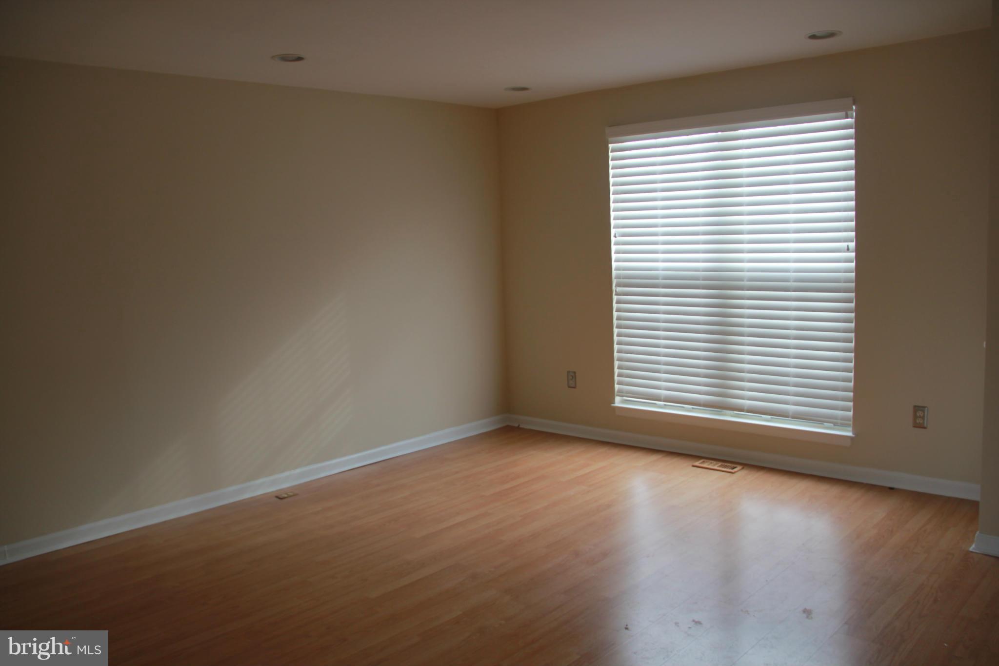 5340 Kelmscot Road Baltimore, MD 21237 - Photo 4 of 25 Living Room