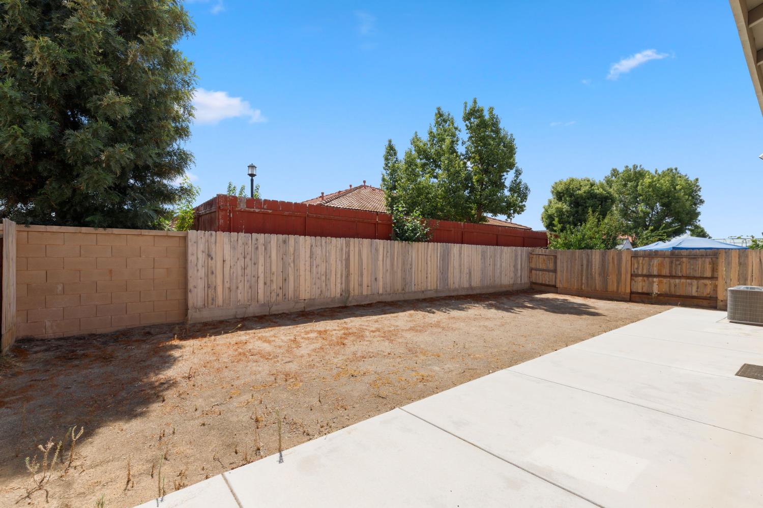 282 Rosebriar Street Madera, CA 93638 - Photo 27 of 28 a backyard of a house