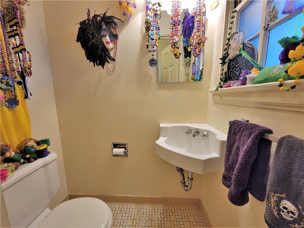 402 Shannon Way Anderson, SC 29621 - Photo 23 of 36 half bath