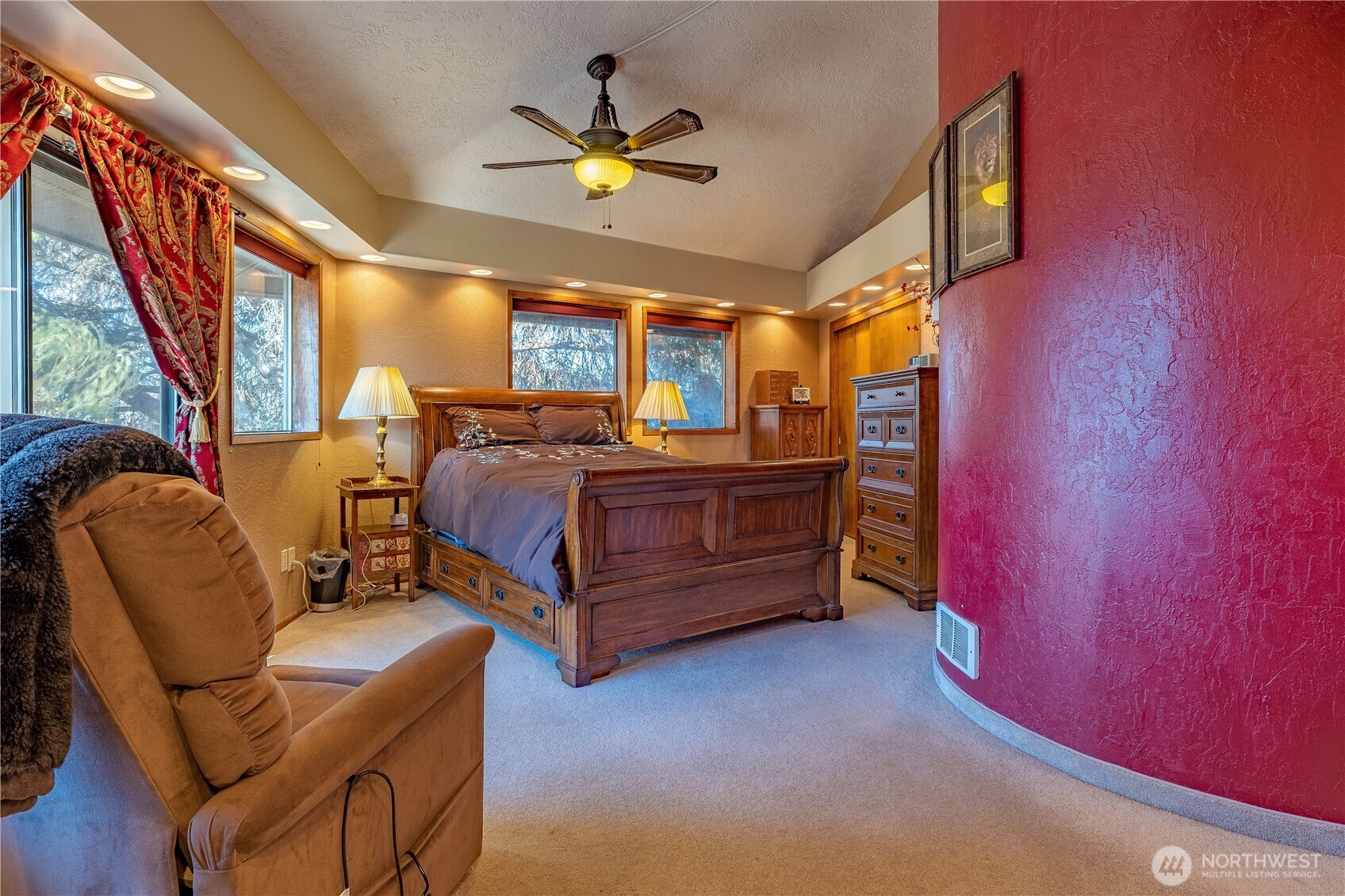 826 South Skylark Way Othello, WA 99344 - Photo 15 of 40 a bedroom with bed and window