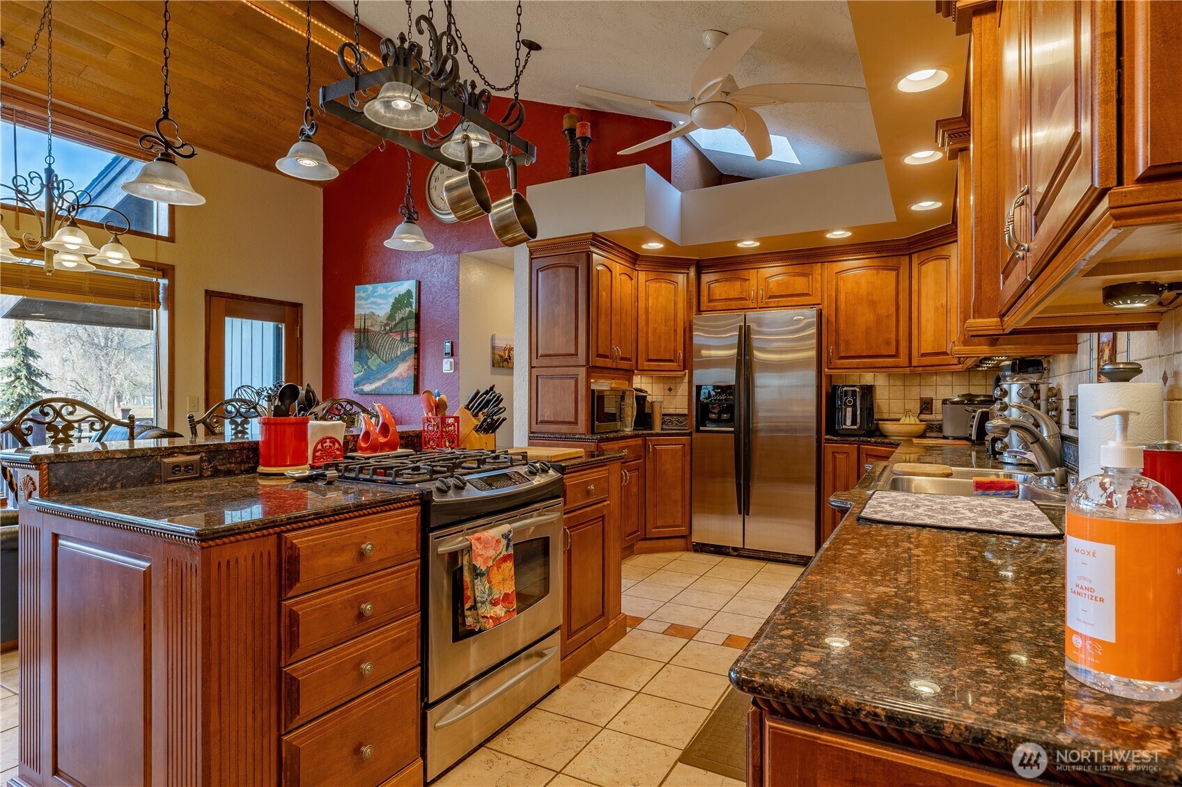 826 South Skylark Way Othello, WA 99344 - Photo 23 of 40 a kitchen with lots of counter top space