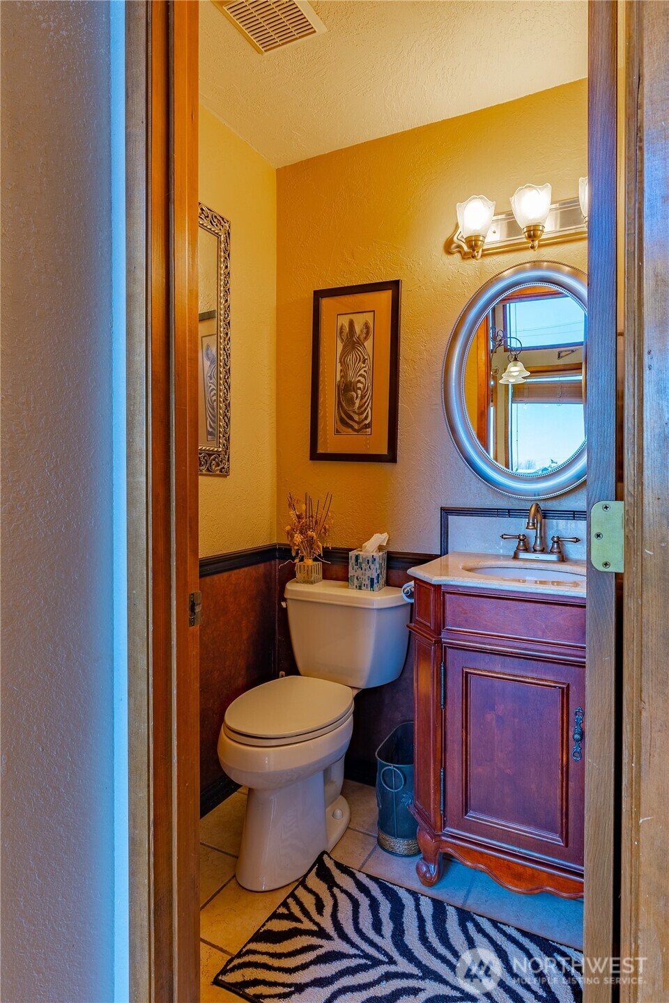 826 South Skylark Way Othello, WA 99344 - Photo 25 of 40 a bathroom with a toilet a sink and mirror